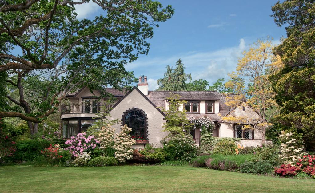 3320 Upper Terr Victoria, BC V8R 6E6,