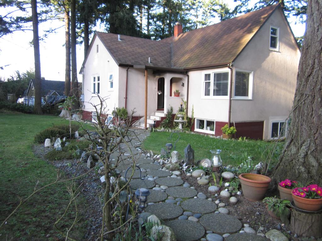 5631 Pat Bay Hwy Victoria, BC V8Y 1T3, Victoria,